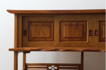 中古　美品　和製民芸家具　屋久杉　無垢材　漆塗りの艶やかな木肌が美しい飾り棚(収納棚、戸棚、茶棚、違い棚、茶箪笥)(R-059936)