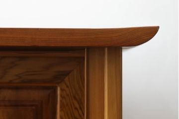 中古　美品　和製民芸家具　屋久杉　無垢材　漆塗りの艶やかな木肌が美しい飾り棚(収納棚、戸棚、茶棚、違い棚、茶箪笥)(R-059936)
