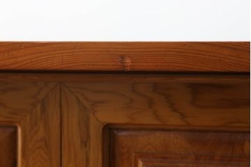 中古　美品　和製民芸家具　屋久杉　無垢材　漆塗りの艶やかな木肌が美しい飾り棚(収納棚、戸棚、茶棚、違い棚、茶箪笥)(R-059936)