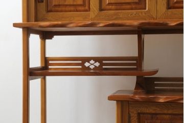 中古　美品　和製民芸家具　屋久杉　無垢材　漆塗りの艶やかな木肌が美しい飾り棚(収納棚、戸棚、茶棚、違い棚、茶箪笥)(R-059936)