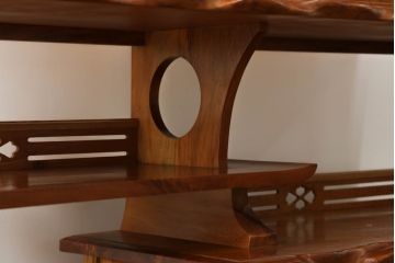 中古　美品　和製民芸家具　屋久杉　無垢材　漆塗りの艶やかな木肌が美しい飾り棚(収納棚、戸棚、茶棚、違い棚、茶箪笥)(R-059936)
