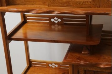 中古　美品　和製民芸家具　屋久杉　無垢材　漆塗りの艶やかな木肌が美しい飾り棚(収納棚、戸棚、茶棚、違い棚、茶箪笥)(R-059936)