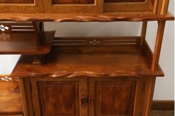 中古　美品　和製民芸家具　屋久杉　無垢材　漆塗りの艶やかな木肌が美しい飾り棚(収納棚、戸棚、茶棚、違い棚、茶箪笥)(R-059936)