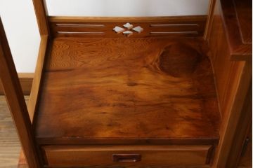 中古　美品　和製民芸家具　屋久杉　無垢材　漆塗りの艶やかな木肌が美しい飾り棚(収納棚、戸棚、茶棚、違い棚、茶箪笥)(R-059936)