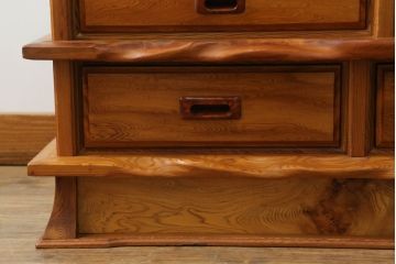 中古　美品　和製民芸家具　屋久杉　無垢材　漆塗りの艶やかな木肌が美しい飾り棚(収納棚、戸棚、茶棚、違い棚、茶箪笥)(R-059936)