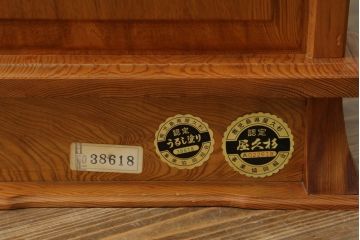中古　美品　和製民芸家具　屋久杉　無垢材　漆塗りの艶やかな木肌が美しい飾り棚(収納棚、戸棚、茶棚、違い棚、茶箪笥)(R-059936)