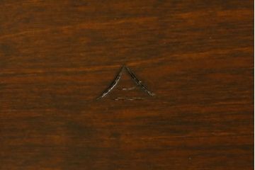 中古　超美品　松本民芸家具　ワンランク上の贅沢な空間にぴったりな風格漂うナイト卓子(サイドテーブル、ナイトテーブル、コーヒーテーブル)(R-059940)