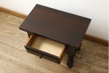 中古　超美品　松本民芸家具　ワンランク上の贅沢な空間にぴったりな風格漂うナイト卓子(サイドテーブル、ナイトテーブル、コーヒーテーブル)(R-059941)