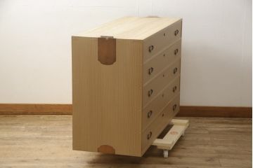 中古　美品　国産　職人手造り　天板・脚または台輪リメイク　上品な佇まいが魅力の総桐箪笥ローチェスト(桐たんす、和タンス、ローボード、引き出し、衣装箪笥、着物箪笥)(R-059942)