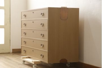 中古　美品　国産　職人手造り　天板・脚または台輪リメイク　上品な佇まいが魅力の総桐箪笥ローチェスト(桐たんす、和タンス、ローボード、引き出し、衣装箪笥、着物箪笥)(R-059942)