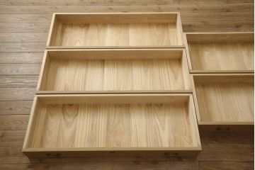 中古　美品　国産　職人手造り　天板・脚または台輪リメイク　上品な佇まいが魅力の総桐箪笥ローチェスト(桐たんす、和タンス、ローボード、引き出し、衣装箪笥、着物箪笥)(R-059942)