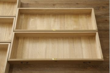 中古　美品　国産　職人手造り　天板・脚または台輪リメイク　上品な佇まいが魅力の総桐箪笥ローチェスト(桐たんす、和タンス、ローボード、引き出し、衣装箪笥、着物箪笥)(R-059942)