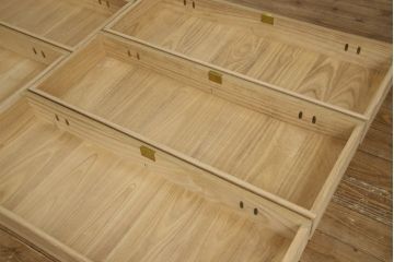 中古　美品　国産　職人手造り　天板・脚または台輪リメイク　上品な佇まいが魅力の総桐箪笥ローチェスト(桐たんす、和タンス、ローボード、引き出し、衣装箪笥、着物箪笥)(R-059942)
