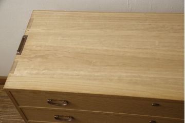 中古　美品　国産　職人手造り　天板・脚または台輪リメイク　上品な佇まいが魅力の総桐箪笥ローチェスト(桐たんす、和タンス、ローボード、引き出し、衣装箪笥、着物箪笥)(R-059942)