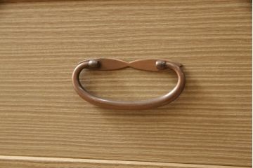 中古　美品　国産　職人手造り　天板・脚または台輪リメイク　上品な佇まいが魅力の総桐箪笥ローチェスト(桐たんす、和タンス、ローボード、引き出し、衣装箪笥、着物箪笥)(R-059942)