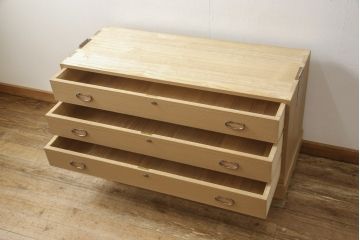 中古　美品　国産　職人手造り　天板リメイク　上品な佇まいが魅力の総桐箪笥ローチェスト(桐たんす、和タンス、ローボード、引き出し、衣装箪笥、着物箪笥)(R-059943)