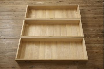 中古　美品　国産　職人手造り　天板リメイク　上品な佇まいが魅力の総桐箪笥ローチェスト(桐たんす、和タンス、ローボード、引き出し、衣装箪笥、着物箪笥)(R-059943)
