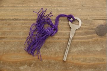 中古　美品　国産　職人手造り　天板リメイク　上品な佇まいが魅力の総桐箪笥ローチェスト(桐たんす、和タンス、ローボード、引き出し、衣装箪笥、着物箪笥)(R-059943)