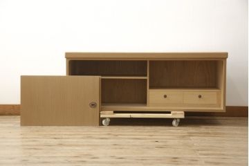 中古　美品　国産　職人手造り　脚または台輪リメイク　上品な佇まいが魅力の総桐箪笥ローボード(桐たんす、テレビ台、テレビボード、収納棚、戸棚)(R-059959)