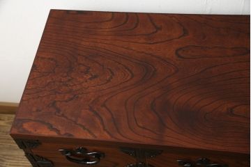 中古　美品　伝統民芸家具　岩谷堂箪笥　存在感のある金具が目を惹くサイドボード(サイドチェスト、引き出し、タンス、衣装箪笥、収納箪笥、ローボード、リビングボード、)(R-059966)