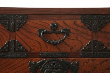 中古　美品　伝統民芸家具　岩谷堂箪笥　存在感のある金具が目を惹くサイドボード(サイドチェスト、引き出し、タンス、衣装箪笥、収納箪笥、ローボード、リビングボード、)(R-059966)