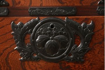 中古　美品　伝統民芸家具　岩谷堂箪笥　存在感のある金具が目を惹くサイドボード(サイドチェスト、引き出し、タンス、衣装箪笥、収納箪笥、ローボード、リビングボード、)(R-059966)