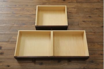 中古　北海道民芸家具　美しい木肌とシックな佇まいが魅力的な重ね戸棚(収納棚、食器棚)(R-059971)