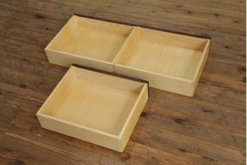 中古　北海道民芸家具　美しい木肌とシックな佇まいが魅力的な重ね戸棚(収納棚、食器棚)(R-059971)
