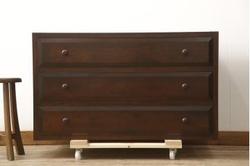 中古　松本民芸家具　天板・脚(台輪)付きリメイク　シックな佇まいが魅力!落ち着きのある空間づくりにおすすめのローチェスト(ローボード、サイドチェスト、引き出し)(R-059972)