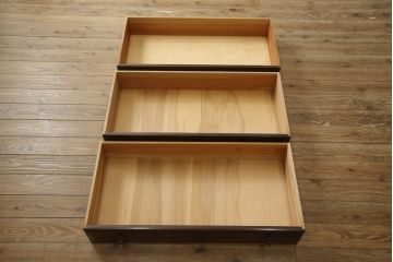 中古　松本民芸家具　天板・脚(台輪)付きリメイク　シックな佇まいが魅力!落ち着きのある空間づくりにおすすめのローチェスト(ローボード、サイドチェスト、引き出し)(R-059972)