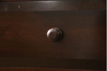 中古　松本民芸家具　天板リメイク　和・洋どちらにも取り入れやすい!シックな佇まいが魅力のローチェスト(ローボード、サイドチェスト、引き出し)(R-059973)