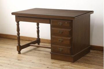 和製ビンテージ　ブランド家具　希少　カリモク家具(karimoku)　コロニアルシリーズ　オーク材　引き手金具や脚のデザインが上品な雰囲気を醸し出すデスク(ヴィンテージ、オールドカリモク、在宅ワーク用、在宅用ワークデスク、オフィスデスク、片袖机)(R-059975)