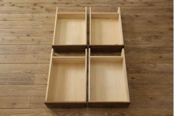 和製ビンテージ　ブランド家具　希少　カリモク家具(karimoku)　コロニアルシリーズ　オーク材　引き手金具や脚のデザインが上品な雰囲気を醸し出すデスク(ヴィンテージ、オールドカリモク、在宅ワーク用、在宅用ワークデスク、オフィスデスク、片袖机)(R-059975)