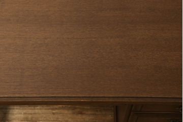 和製ビンテージ　ブランド家具　希少　カリモク家具(karimoku)　コロニアルシリーズ　オーク材　引き手金具や脚のデザインが上品な雰囲気を醸し出すデスク(ヴィンテージ、オールドカリモク、在宅ワーク用、在宅用ワークデスク、オフィスデスク、片袖机)(R-059975)