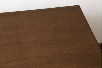 和製ビンテージ　ブランド家具　希少　カリモク家具(karimoku)　コロニアルシリーズ　オーク材　引き手金具や脚のデザインが上品な雰囲気を醸し出すデスク(ヴィンテージ、オールドカリモク、在宅ワーク用、在宅用ワークデスク、オフィスデスク、片袖机)(R-059975)