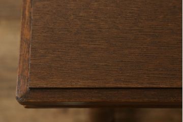 和製ビンテージ　ブランド家具　希少　カリモク家具(karimoku)　コロニアルシリーズ　オーク材　引き手金具や脚のデザインが上品な雰囲気を醸し出すデスク(ヴィンテージ、オールドカリモク、在宅ワーク用、在宅用ワークデスク、オフィスデスク、片袖机)(R-059975)