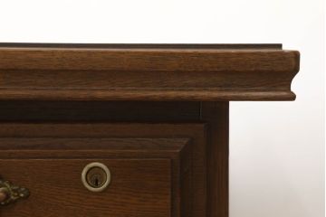 和製ビンテージ　ブランド家具　希少　カリモク家具(karimoku)　コロニアルシリーズ　オーク材　引き手金具や脚のデザインが上品な雰囲気を醸し出すデスク(ヴィンテージ、オールドカリモク、在宅ワーク用、在宅用ワークデスク、オフィスデスク、片袖机)(R-059975)