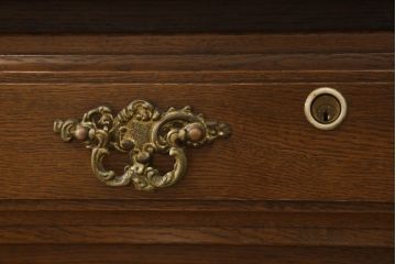 和製ビンテージ　ブランド家具　希少　カリモク家具(karimoku)　コロニアルシリーズ　オーク材　引き手金具や脚のデザインが上品な雰囲気を醸し出すデスク(ヴィンテージ、オールドカリモク、在宅ワーク用、在宅用ワークデスク、オフィスデスク、片袖机)(R-059975)