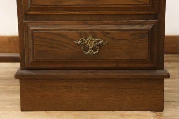 和製ビンテージ　ブランド家具　希少　カリモク家具(karimoku)　コロニアルシリーズ　オーク材　引き手金具や脚のデザインが上品な雰囲気を醸し出すデスク(ヴィンテージ、オールドカリモク、在宅ワーク用、在宅用ワークデスク、オフィスデスク、片袖机)(R-059975)