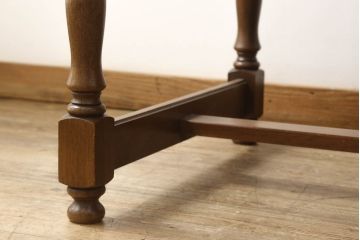 和製ビンテージ　ブランド家具　希少　カリモク家具(karimoku)　コロニアルシリーズ　オーク材　引き手金具や脚のデザインが上品な雰囲気を醸し出すデスク(ヴィンテージ、オールドカリモク、在宅ワーク用、在宅用ワークデスク、オフィスデスク、片袖机)(R-059975)