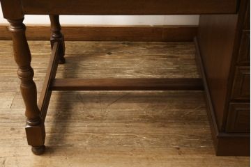 和製ビンテージ　ブランド家具　希少　カリモク家具(karimoku)　コロニアルシリーズ　オーク材　引き手金具や脚のデザインが上品な雰囲気を醸し出すデスク(ヴィンテージ、オールドカリモク、在宅ワーク用、在宅用ワークデスク、オフィスデスク、片袖机)(R-059975)