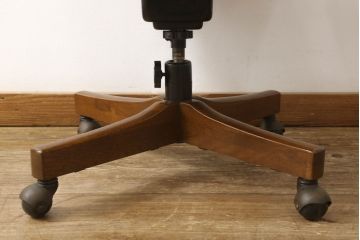 和製ビンテージ　ブランド家具　希少　カリモク家具(karimoku)　落ち着いた色味の赤い座面が目を引くキャスター付きの回転椅子(デスクチェア、ヴィンテージ、オールドカリモク、アームチェア、ドクターチェア、イス)(R-059976)