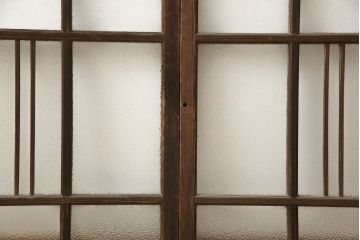 和製アンティーク　木枠のデザインが昭和な雰囲気を醸し出すガラス窓2枚セット(ガラス戸、引き戸、建具)(R-059978)