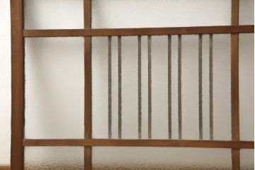 和製アンティーク　木枠のデザインが昭和な雰囲気を醸し出すガラス窓2枚セット(ガラス戸、引き戸、建具)(R-059978)