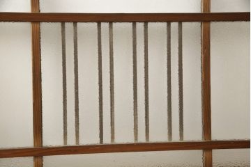 和製アンティーク　木枠のデザインが昭和な雰囲気を醸し出すガラス窓2枚セット(ガラス戸、引き戸、建具)(R-059978)