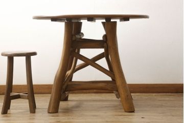 中古　レア　高級輸入家具　ドイツ　重厚で見た目よりしっかり!　自然の木材の形をそのまま活かした丸太テーブル(ダイニングテーブル、丸テーブル、ラウンドテーブル、木製テーブル)(R-059983)