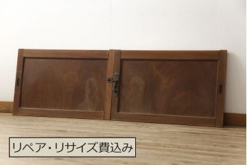 和製アンティーク　凝ったつくりの金具が目を惹く総欅(ケヤキ)材一枚板の窓2枚セット(板戸、引き戸、建具)(R-060007)