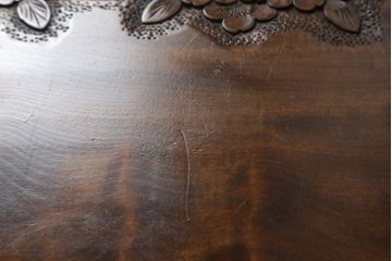 中古　伝統工芸　軽井沢彫り　隅々まで施された桜の彫刻が目を惹くダイニングチェア(板座チェア、椅子)(R-060015)