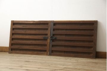 和製アンティーク　金具がレトロな雰囲気を醸し出す枠欅(ケヤキ)材・板杉材の横桟引き戸2枚セット(窓、板戸、建具)(R-060026)