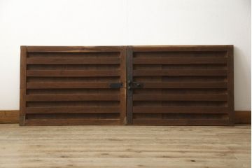和製アンティーク　金具がレトロな雰囲気を醸し出す枠欅(ケヤキ)材・板杉材の横桟引き戸2枚セット(窓、板戸、建具)(R-060026)
